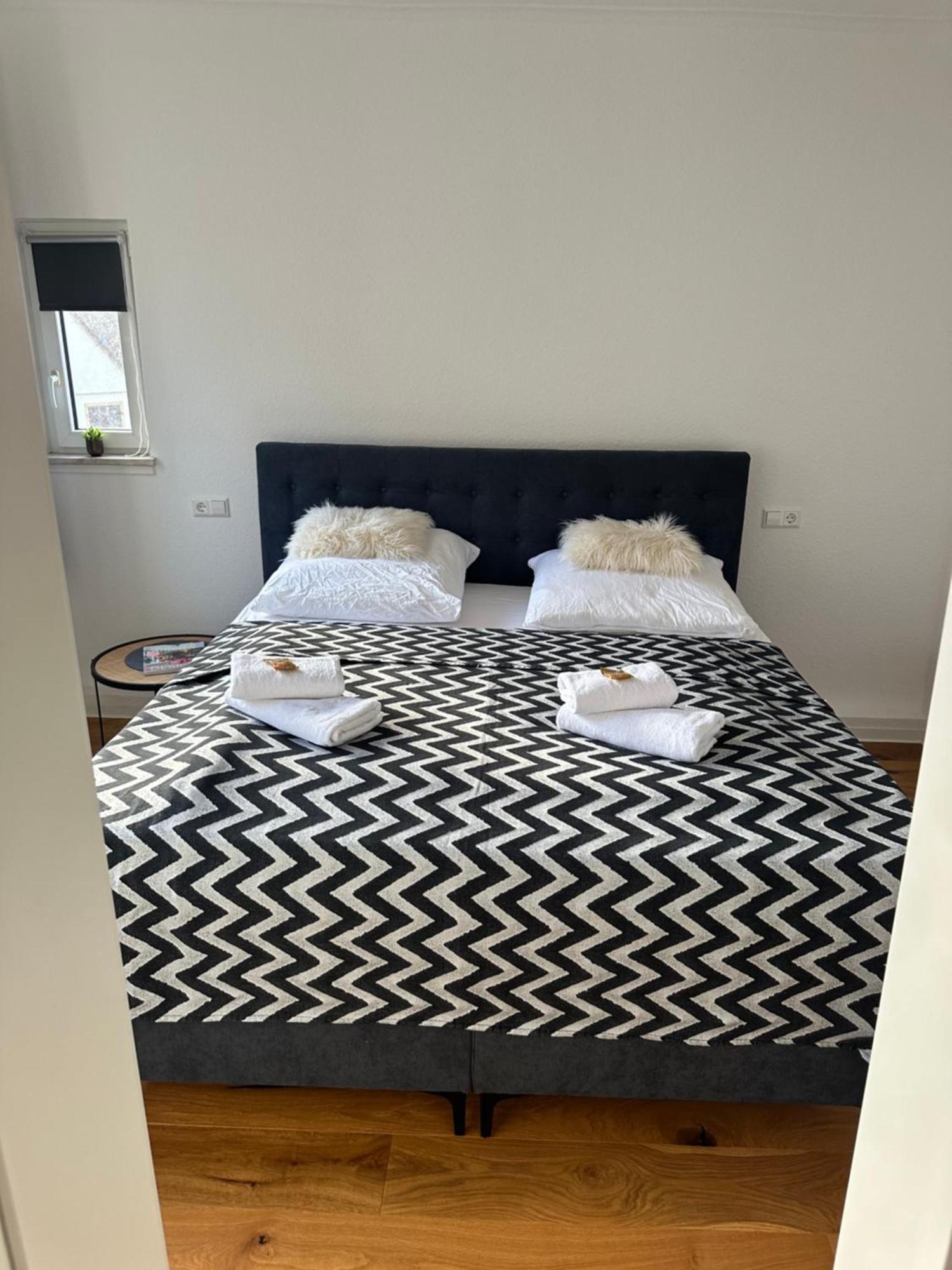 Stylisches Apartment Mit Grossem Tageslichbad Am Marktplatz Leonberg Kültér fotó